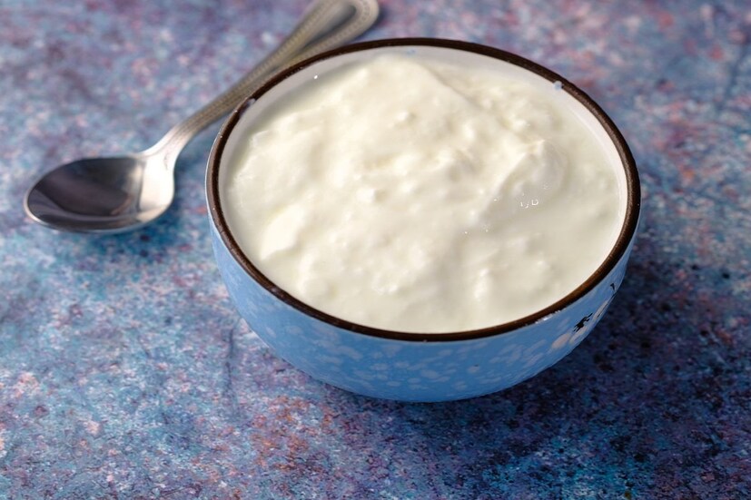 Curd in Winter: দুপুরের খাবারে দই খাওয়া ভাল। ডাঃ প্রিয়াঙ্কা রোহাতগি বলেন, যদি তাঁরা মনে করেন যে দই ক্ষতি করছে তাহলে, তাদের হিং মিশিয়ে দই খাওয়া উচিত।