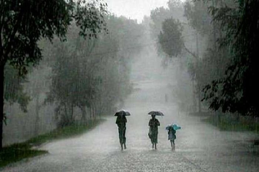 শুক্র-শনিবার দার্জিলিং এবং কালিম্পং এর পার্বত্য এলাকায় হালকা বৃষ্টির সম্ভাবনা। ঘন কুয়াশার সতর্কতা উত্তরবঙ্গের বেশ কয়েকটি জেলায়। হালকা থেকে মাঝারি কুয়াশা থাকবে দার্জিলিং কালিম্পং এ। মাঝারি থেকে ঘন কুয়াশার দাপট আলিপুরদুয়ার কোচবিহার ও জলপাইগুড়ি জেলাতে।