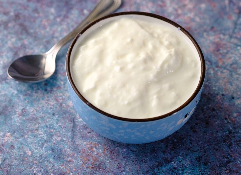 Curd in Winter: বেঙ্গালুরুর অ্যাপোলো হাসপাতালের চিফ ক্লিনিক্যাল নিউট্রিশনিস্ট ডাঃ প্রিয়াঙ্কা রোহাতগি বলেন, যখন দুধে ল্যাকটোব্যাসিলাস ব্যাকটেরিয়া যোগ করা হয় তখন এই ব্যাকটেরিয়া দুধকে গাঁজন করে। এ কারণে দইয়ের মধ্যে অনেক ধরনের ভাল উপাদান রয়েছে। 