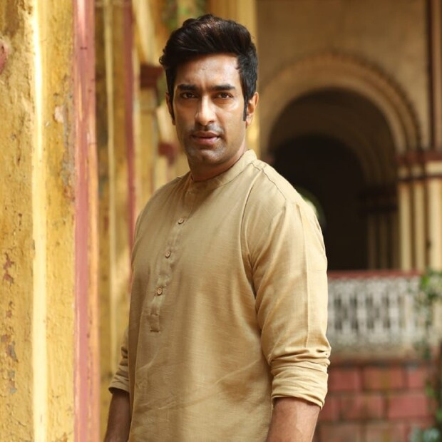 তবে এবার তিনি শিরোনামে আলাদা এক কারণে। বিয়ে করতে চলেছেন জিতু কমল। ২৫ মার্চ বাগদান পর্ব সারবেন। নিমন্ত্রণপত্রও পৌঁছে গিয়েছে পরিজনদের কাছে। 