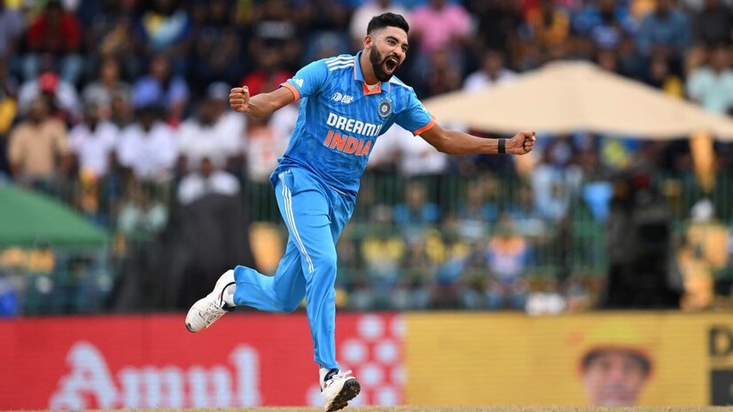 এখনও পর্যন্ত যা খবর ২০২৩-এর শেষে বা ২০২৪-এর শুরুতে বিয়ে করতে চলেছেন মহম্মদ সিরাজ। তবে নিজের বিয়ে নিয়ে কিন্তু এখনও প্রকাশ্যে কোনওরকম মুখ খোলেননি তারকা পেসার। তবে সিরাজের বিয়ে নিয়ে জল্পনার অন্ত নেই।