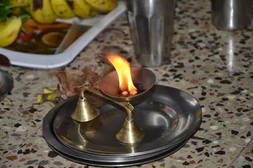 যাঁরা কর্পূর জ্বালিয়ে প্রতিদিন সন্ধ্যায় বাড়ির প্রধান প্রবেশদ্বারে রাখেন, তাঁদের জীবনে সর্বদা শান্তি ও সুখ থাকবে। এর পাশাপাশি অব্যাহত থাকবে অর্থনৈতিক অগ্রগতি। কারণ, এটি করলে আমাদের ঘরে দেবী লক্ষ্মীর আগমন ঘটবে।