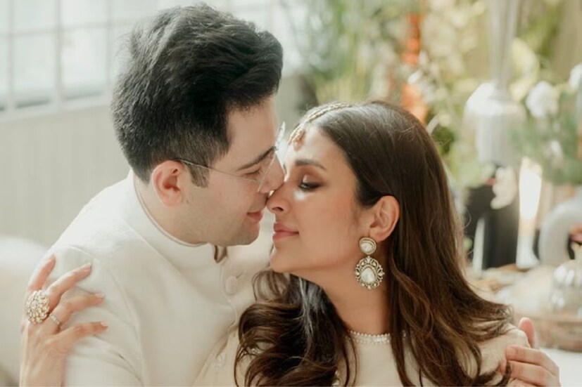 গত বছর সেপ্টেম্বর মাসে আপ নেতা রাঘব চড্ডার সঙ্গে গাঁটছড়া বাঁধেন অভিনেত্রী পরিণীতি চোপড়া। তাঁর দাম্পত্য জীবন বেশ সুখী বলেই মনে হয় দর্শকদের। এর মাঝে পরিণীতি চোপড়ার ইনস্টাগ্রাম পোস্ট দর্শকদের মনে উদ্বেগ জাগিয়েছে।