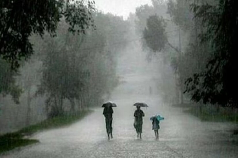Heavy Rain in Bengal: অসময়ে এই বৃষ্টির ফলে পলাশ ফুল ঝরে যাচ্ছে। আপাতত দুর্যোগপূর্ণ আবহাওয়া থাকবে দক্ষিণের একাধিক জেলায়। বৃহস্পতিবারও সবকটি জেলাতেই বজ্রবিদ্যুৎ-সহ বৃষ্টি হতে পারে। পাশাপাশি ঘণ্টায় ৩০-৪০ কিমি বেগে ঝোড়ো হাওয়া বয়ে যেতে পারে।