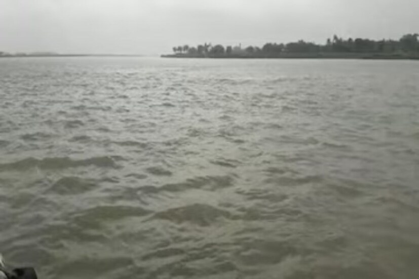 হিন্দু ধর্মে নদীগুলিকে মা গঙ্গা, যমুনা, সরস্বতী ইত্যাদি রূপে পূজা করা হয়। নদীতে স্নান শারীরিক, মানসিক এবং আধ্যাত্মিক শুদ্ধি এবং পুরানো পাপের প্রায়শ্চিত্ত প্রদান করে। এটি জল সংরক্ষণকেও প্রচার করে কারণ লোকেরা তাদের স্নানের সময় নদীকে পরিষ্কার রাখার চেষ্টা করে।
