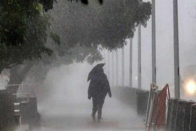 এদিন শহর কলকাতার তাপমাত্রা ছিল ২০ থেকে ২১ ডিগ্রি মধ্যে। সর্বোচ্চ পারদ ৩০ ডিগ্রি ছুঁয়েছে বলে খবর। যদিও আগামিকাল শনিবার থেকে বদলে যাবে আবহাওয়া। কালো মেঘে ঢাকবে আকাশ। ঝেঁপে বৃষ্টি নামবে জেলায় জেলায়।
