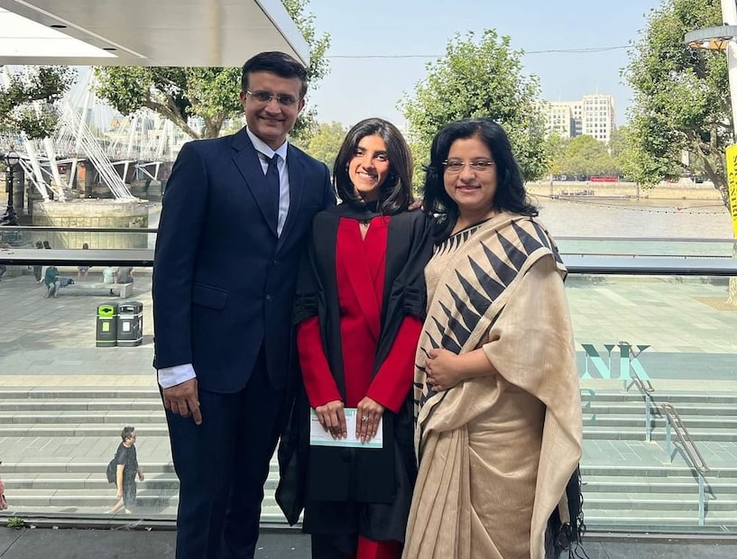 Sourav Ganguly Daughter Sana: আর সম্প্রতি সেখানেই সানার একটি মজার গল্প বললেন সৌরভ। ফাঁস হল বাবা-মেয়ের কাহিনি। কেন বাবাকে কোনওদিন উপহার দেননি কন্যা?