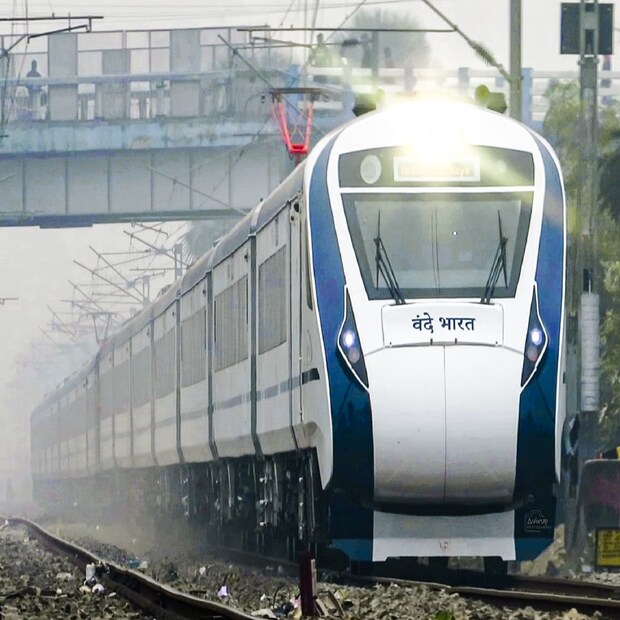 জালনা - মুম্বই (CSMT) বন্দে ভারত এক্সপ্রেসঅযোধ্যা - আনন্দ বিহার টার্মিনাল দিল্লি বন্দে ভারত এক্সপ্রেস ম্যাঙ্গালুরু - মাদগাঁও গোয়া বন্দে ভারত এক্সপ্রেস