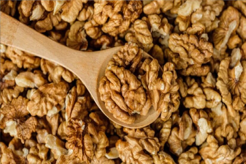 পরিমাণ মতো আখরোট খেলে হাড়ের স্বাস্থ্য বজায় থাকে এবং এতে উপস্থিত তেল ত্বক ও চুলের জন্যও উপকারী। অকাল বার্ধক্য রুখতে দারুণ কার্যকরী আখরোট৷ নিয়মিত আখরোট খেলে যৌবনও ধরে রাখতে পারবেন৷ ত্বকের বয়সও বাড়বে না ৷