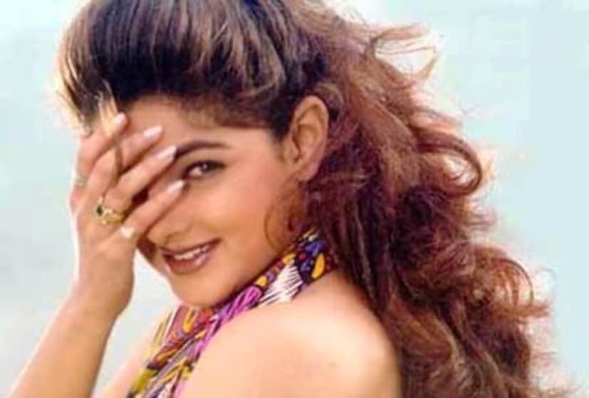 এখানেই বিতর্কের শেষ নয়। চায়না গেট ছবির শুটিং চলাকালীন পরিচালক রাজকুমার সন্তোষীর বিরুদ্ধে যৌন হেনস্থার অভিযোগ আনেন মমতা। যদিও পরিচালক সেই অভিযোগ অস্বীকার করেন।