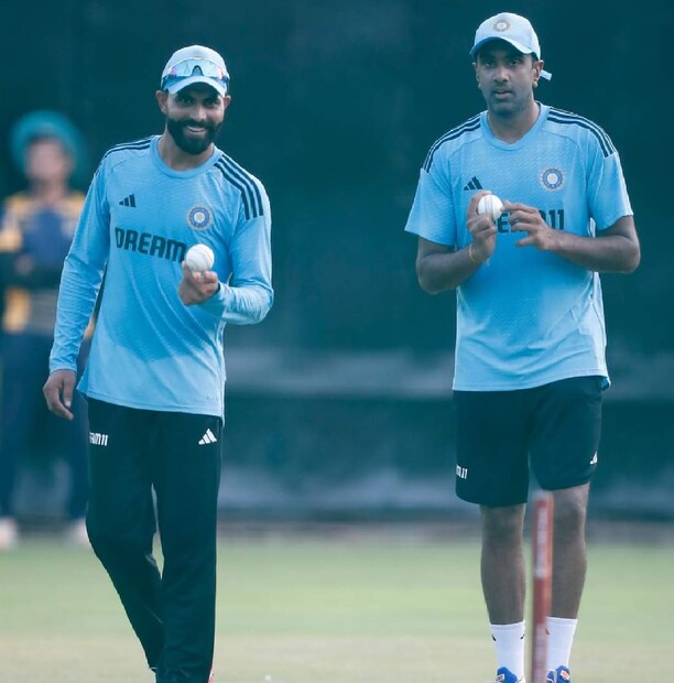 তবে শোনা যাচ্ছে ফাইনাল ম্যাচে দলে পরিবর্তন হলেও হতে পারে। কারণ আহমেদাবাদে যে উইকেটে খেলা হবে তা দেখে স্লো টার্নার মনে হচ্ছে। তাই দল একজন বাড়তি স্পিনার খেলানো হতে পারে। ম্যাচের আগের দিন ঐচ্ছিক অনুশীলন থাকলেও দীর্ঘ সময় রবিচন্দ্রন অশ্বিনের বোলিং ও ব্যাটিং অনুশীলন সেই সম্ভাবনা আরও উস্কে দিয়েছে।