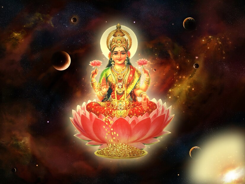 হিন্দু ধর্মে নারকেলকে অত্যন্ত শুভ মনে করা হয়। কথিত আছে নারকেল লক্ষ্মীর প্রিয় ফল। একে শ্রীফল বলা হয় কারণ মা লক্ষ্মীর অপর নাম শ্রী। প্রসাদ হিসাবে মা লক্ষ্মীকে নারকেলের নাড়ু, কাঁচা নারকেল অর্পণ করা হয়।