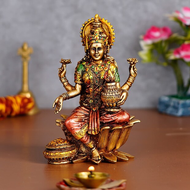 জ্যোতিষশাস্ত্র অনুসারে পদ্ম ফুল মা লক্ষ্মীর খুব প্রিয়। এর বাইরে আরও অনেক ফুল আছে যা মা লক্ষ্মীর পছন্দ। জ্যোতিষশাস্ত্র অনুসারে, দেবী লক্ষ্মীকে কানের ফুল নিবেদন করতে হবে। এই ফুল নিবেদন করলে মা লক্ষ্মী প্রসন্ন হন।