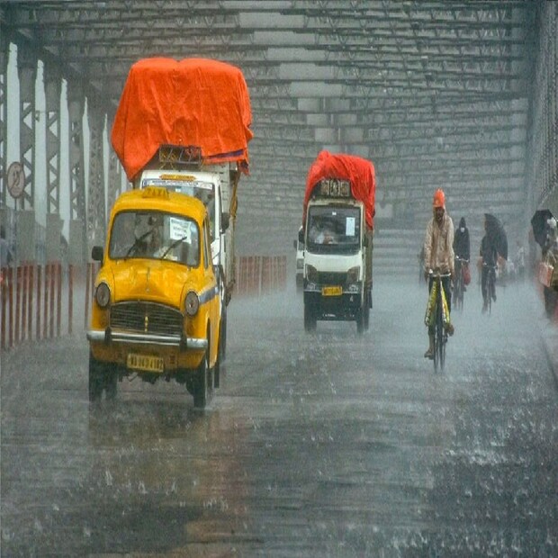 ভারী বৃষ্টির সম্ভাবনা থাকবে কলকাতা, হাওড়া, হুগলি, উত্তর ও দক্ষিণ ২৪ পরগনা, পূর্ব মেদিনীপুর, বীরভূম, মুর্শিদাবাদ, নদিয়া জেলাতে।
