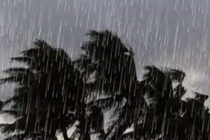 ভারী থেকে অতি ভারী বৃষ্টির সতর্কতা কলকাতা, হাওড়া, হুগলি, উত্তর ও দক্ষিণ ২৪ পরগনা এবং পূর্ব মেদিনীপুরে। শনিবারেও ভারী থেকে অতি ভারী বৃষ্টির সতর্কতা দক্ষিণবঙ্গের সব জেলাতে।