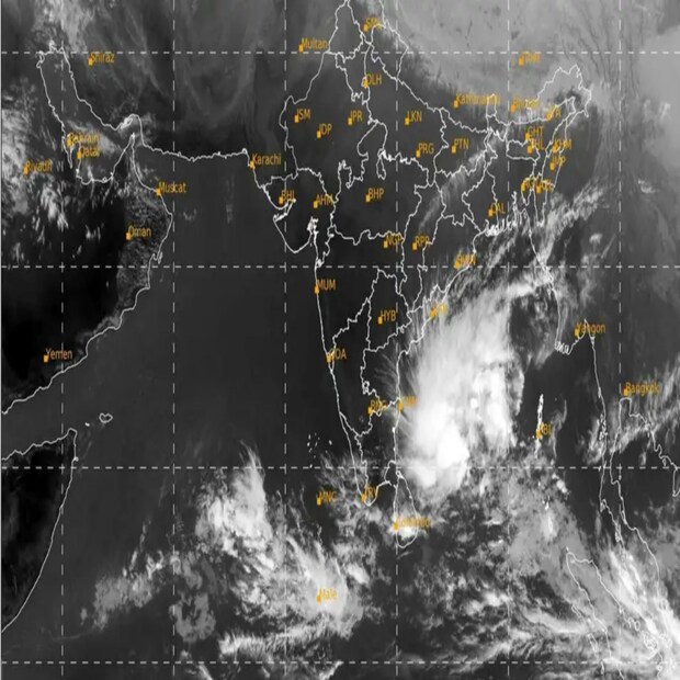 উত্তরবঙ্গআগামী কয়েকদিন বৃষ্টি চলবে। পশ্চিমী ঝঞ্ঝার প্রভাবে বৃষ্টি হতে পারে উত্তরবঙ্গে। মূলত বজ্রবিদ্যুৎ সহ হালকা থেকে মাঝারি বৃষ্টির সম্ভাবনা। দার্জিলিং কালিম্পং আলিপুরদুয়ার কোচবিহার ও জলপাইগুড়ি জেলাতে বৃষ্টির সম্ভাবনা বেশি। বৃষ্টির সঙ্গে হালকা ঝোড়ো হাওয়া বইতে পারে ৩০ থেকে ৪০ কিলোমিটার গতিবেগে।