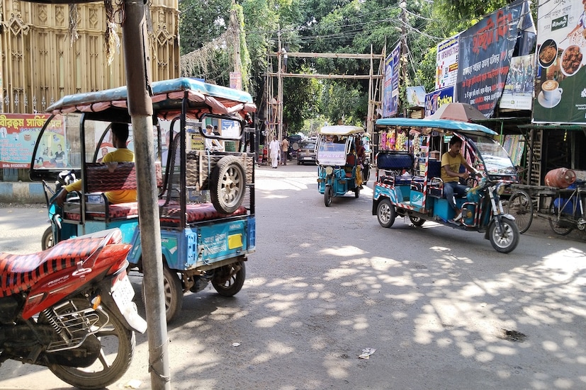 রাজ্যে প্রায় ২০ লাখ টোটো চলে এখন। বহু জায়গায় টোটোর দাপাদাপি বন্ধে কড়া অবস্থান নিয়েছে প্রশাসন। তবুও রিক্সা যেন টোটোর সঙ্গে পাল্লা দিয়ে পারছে না। 