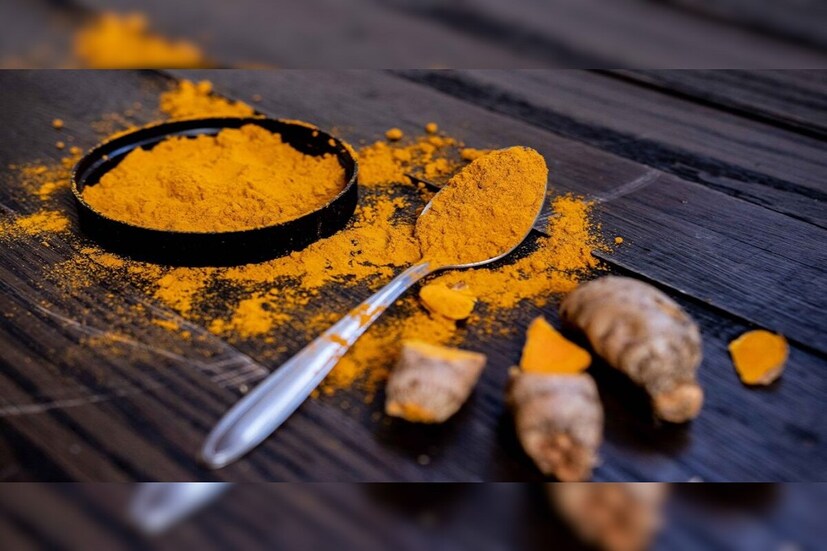 বাস্তুশাস্ত্র অনুসারে, বাড়ির রান্নাঘরে হলুদের গুঁড়ো রাখা খুব শুভ বলে মনে করা হয়। কেউ যদি রান্নাঘরে হলুদ গুঁড়ো বক্স ভর্তি রাখেন, তাহলে অর্থের অভাব হয় না।