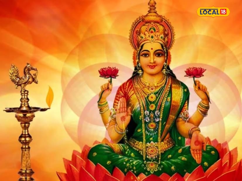 কোজাগরী লক্ষ্মীদেবীর আরাধনার তোড়জোড় চলছে। দশকর্মা ভান্ডার, ফল-ফুলওয়ালা, মিষ্টির দোকান সকলেই ব্যস্ত লক্ষ্মীপুজোর আয়োজনে।