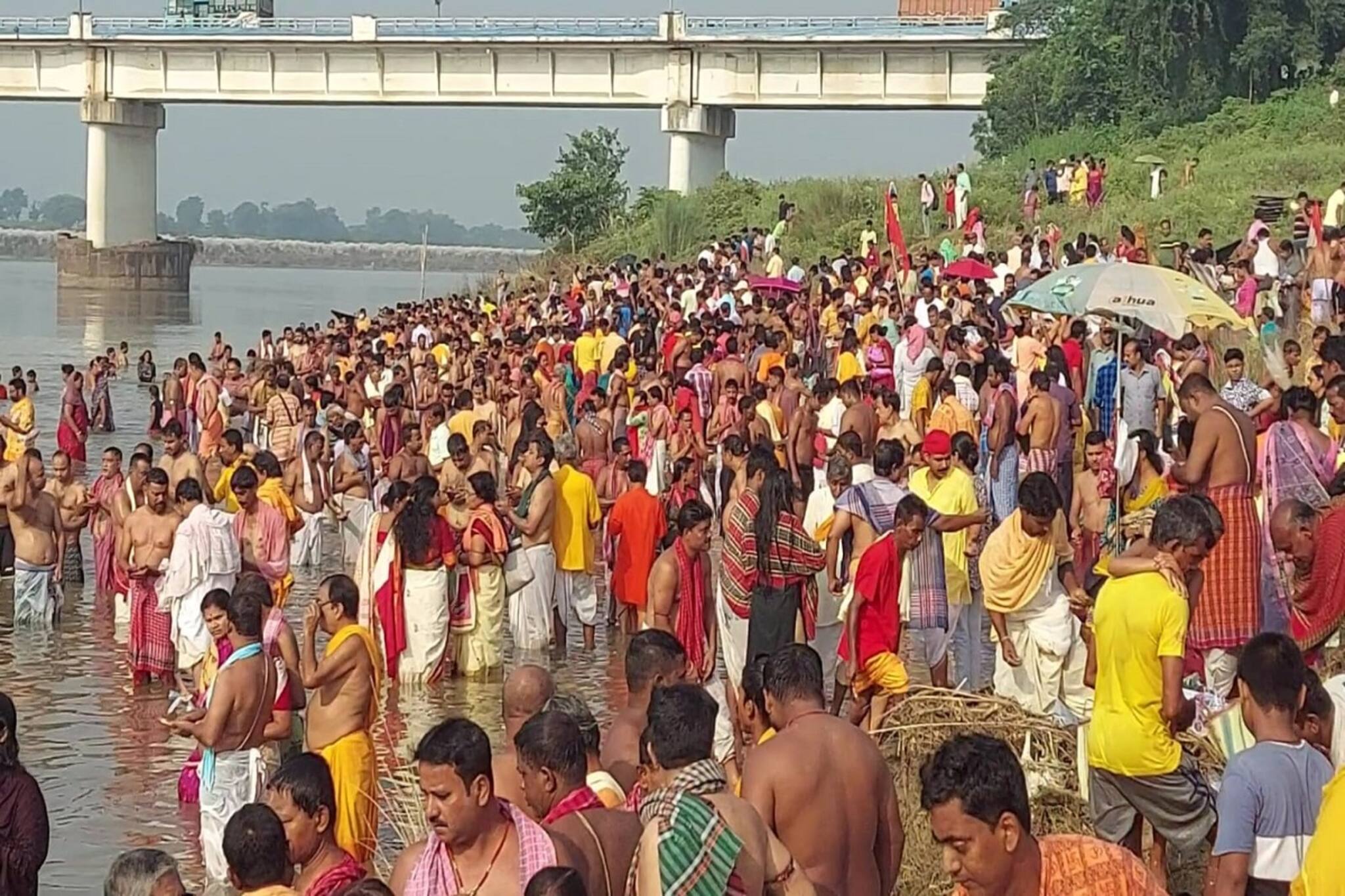 কালনায় কুমীর আতঙ্ক, সকাল থেকে উপচে পড়া ভিড় বর্ধমানের দামোদরে তর্পণ