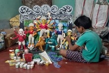 বীরভূমের খুদে শিল্পীর হাতে তৈরি ৩০ ইঞ্চির দুর্গা প্রতিমা