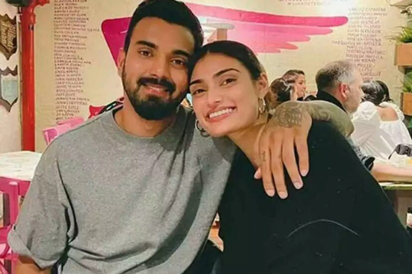 সুনীল এই মন্তব্যটি করার পর থেকেই আথিয়ার প্রেগন্যান্সি নিয়ে জল্পনা শুরু হয়েছে৷ সত্যিই কি মা হতে চলেছেন আথিয়া, নাকি নিছকই মজার ছলে কথাটা বলেছেন, তা এখনই জানা যায়নি৷ তবে আথিয়া বা রাহুল কেউই এই বিষয়ে এখনও কোনও মন্তব্য করেননি৷ আপাতত সুখবরের অপেক্ষায় বসে রয়েছে অনুরাগীরা৷