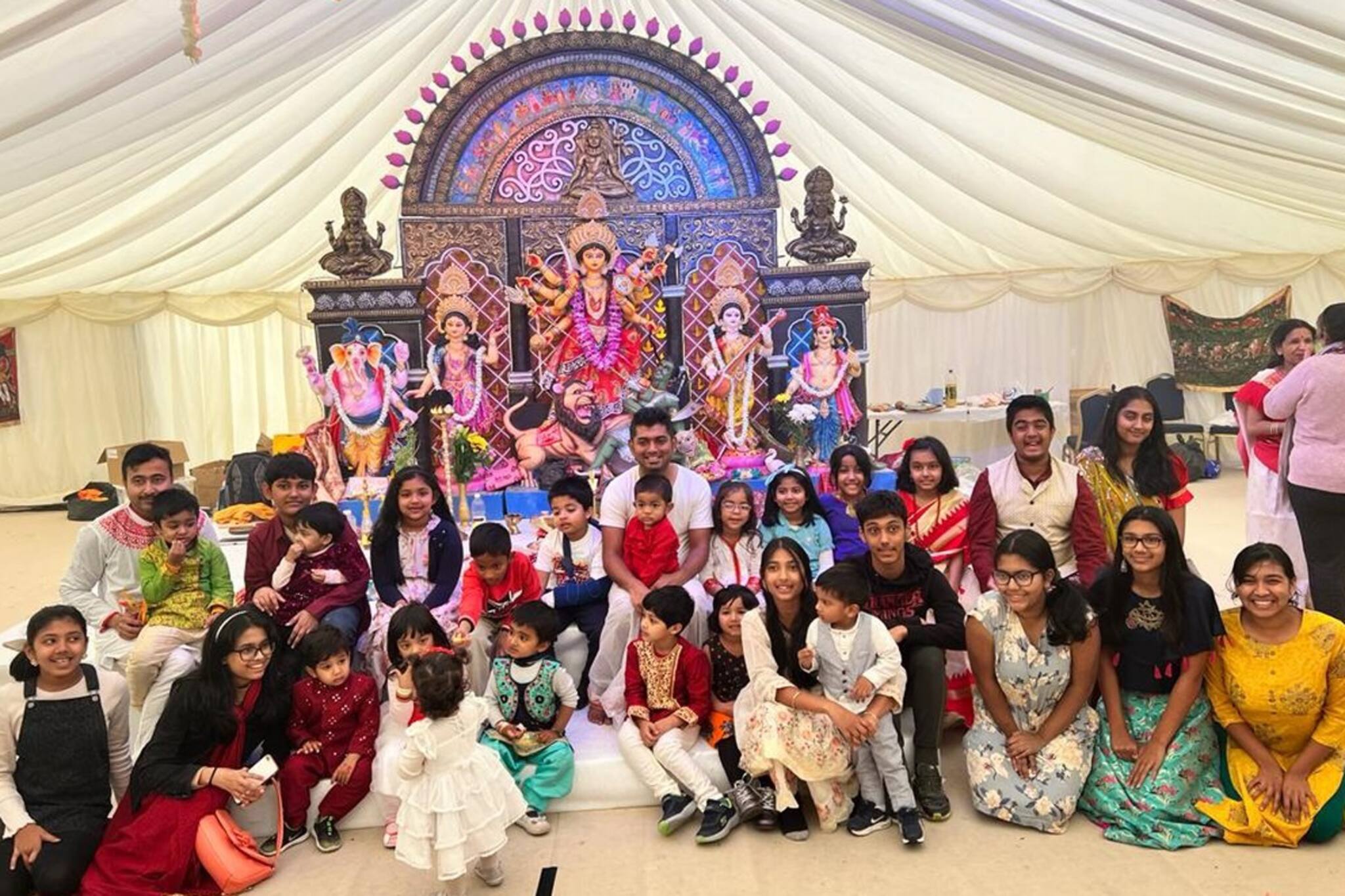 লন্ডনে এক টুকরো বাংলা! ২০ হাজার মানুষের ভিড়ে জমজমাট ‘আড্ডা’র দুর্গাপুজো!