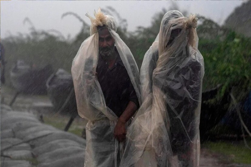 Cyclone Midhili Updates, West Bengal Weather Update: ইতিমধ্যেই হলুদ, কমলা সতর্কতা জারি করা হয়েছে রাজ্যে। সতর্কতা বাংলাদেশের উপকূলেও। সামাল দিতে নেওয়া হচ্ছে আপৎকালীন নানাবিধ ব্যবস্থা।