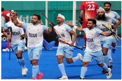 শুক্রবারই ভারত যে এবার গেমসে ১০০ পদক জিতবে তা নিশ্চিৎ হয়ে গিয়েছিল। অপক্ষা ছিল মেডেল ট্যালিতে তা সরকারিভাবে স্থান পাওয়ার। শনিবার সকালে ভারতীয় মহিলা কবাডি দল সোনা জিততেই তৈরি হল নয়া ইতিহাস।
