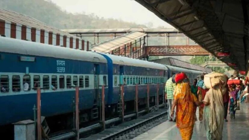 ট্রেনের জেনারেল কামরায় সারা রাত পড়ে রইল এক যুবকের মৃতদেহ। জিআরপি, আরপিএফ, রেল কর্তৃপক্ষ কেউ সেটি সরানোর জন্য কোনও ব্যবস্থা নিল না।