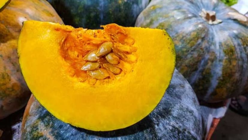 কুমড়ো শুধু স্বাস্থ্যের জন্যই ভাল নয়, এটি ত্বক এবং চুলের জন্যও খুব উপকারী বলে মনে করা হয়। শুধুমাত্র শরীরের অভ্যন্তরীণ সিস্টেমগুলিকে ভাল রাখে না, এটি আপনাকে বাহ্যিকভাবে সুন্দর করতেও সফল৷ ডাক্তার এবং ডায়েটিশিয়ানরাও কুমড়ো খেতে বলেন৷