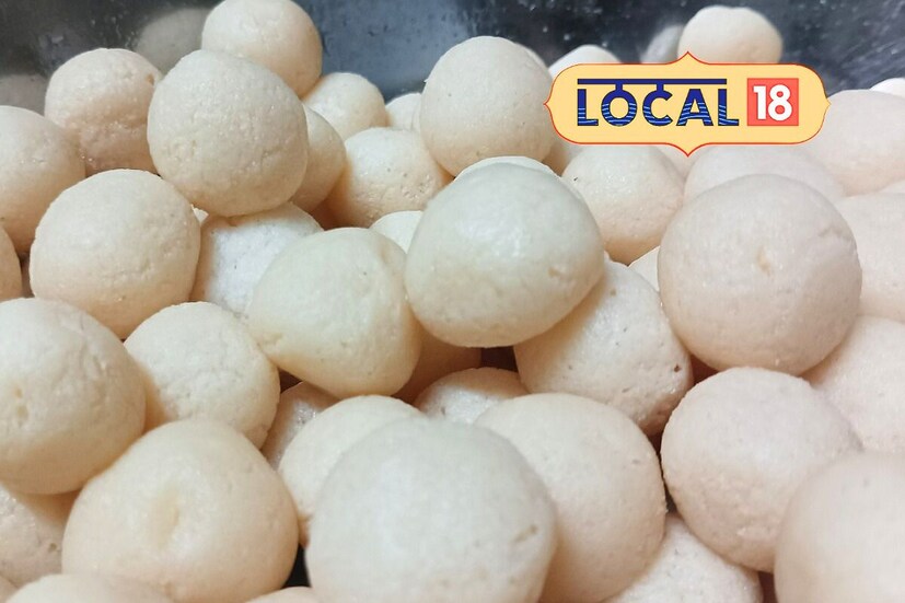 এটি এমন একটি প্রশ্ন যার উত্তর দিতে গিয়ে কালঘাম ছুটবে হয়তো আপনারও। শুধু আপনি কেন, অধিকাংশ বাঙালিই উত্তর দিতে পারেন না এই প্রশ্নের। কাউকে যদি রসগোল্লার ইংরেজি নাম জিজ্ঞেস করা হয়, প্রথমে মাথা চুলকোলেও বেশিরভাগ মানুষই উত্তর দেবেন ‘রসগুল্লা’ অর্থাৎ Rasgulla।