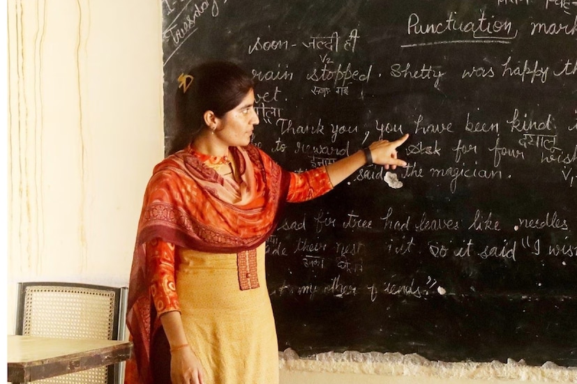 নির্বাচনের হাতে গোনা কয়েকটা দিন বাকি৷ শনিবারই ঘোষিত হয়ে যাবে দিনক্ষণ৷ তার পরে আর নতুন করে নিয়োগের কোনও ঘোষণা করা যাবে না৷ শেষ মুহূর্তেই এই ঘোষণা যথেষ্ট তাৎপর্যপূর্ণ৷ (প্রতীকী ছবি)