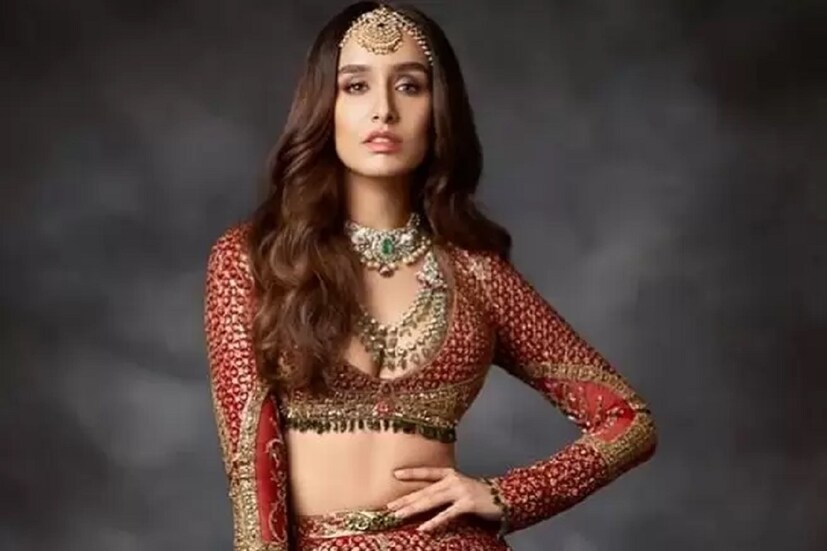 কার সঙ্গে প্রেম করছেন শ্রদ্ধা কাপুর তা সকলে জানতে মুখিয়ে রয়েছে৷ তবে সূত্রের খবর, শ্রদ্ধার নতুন প্রেমিককে সকলেই চেনেন৷ একে অপরের সঙ্গে সম্পর্ক নিয়েও নিশ্চিত তাঁরা৷ এমনকি তাঁদের পরিবারেরও  সম্মতি রয়েছে বলে জানা গেছে৷