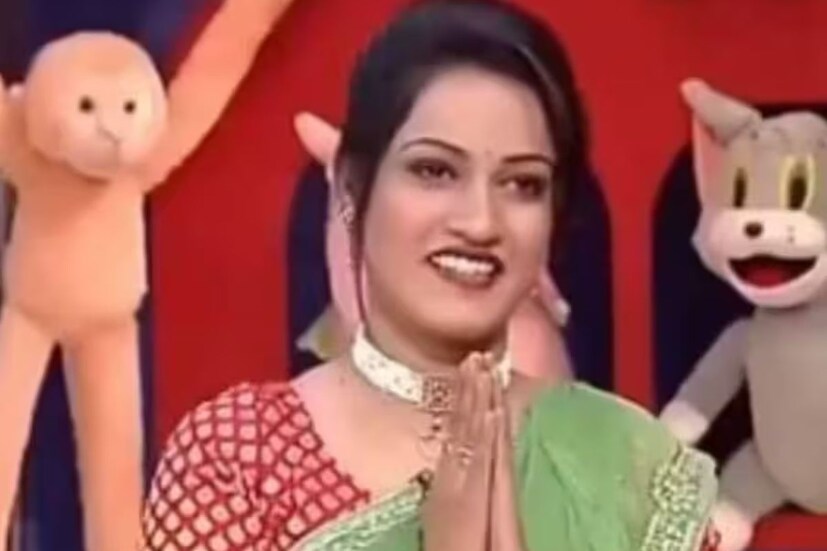 নন্দিনীদি দাবি করেন, কেউ একজন তাঁর নম্বর ইউ টিউবের মাধ্যমে ছড়িয়ে দেওয়ার পর দিনে অগুণতি ফোন আসছে তাঁর কাছে। তার মধ্যে বেশিরভাগ ফোন কলে তাঁকে অশ্লীল কথা বলা হচ্ছে। 