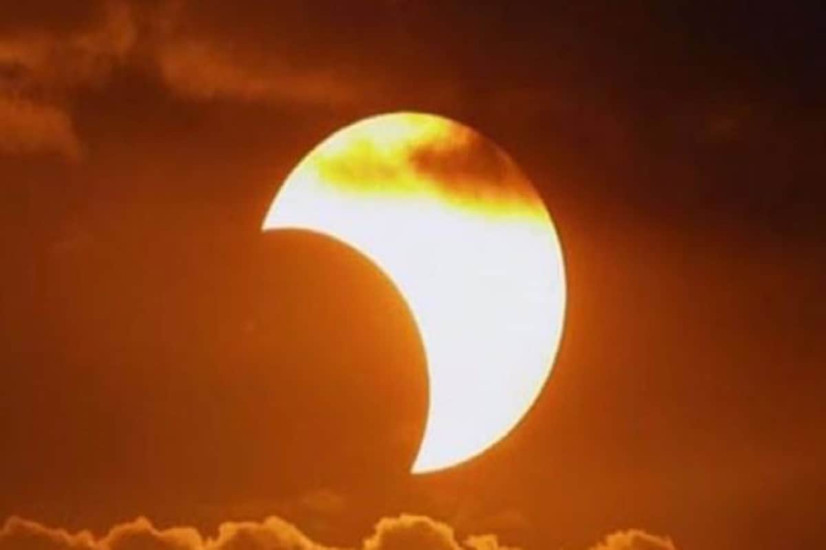 Total Solar Eclipse 2024: চাঁদ সূর্যকে সম্পূর্ণরূপে ঢেকে দেবে রাত ১১:৪৭ নাগাদ। পূর্ণগ্রহণ ৯ এপ্রিল মধ্যরাত ১:২৫-এ শেষ হবে। এবং আংশিক গ্রহণ শেষ হবে রাত ২:২২-এ।