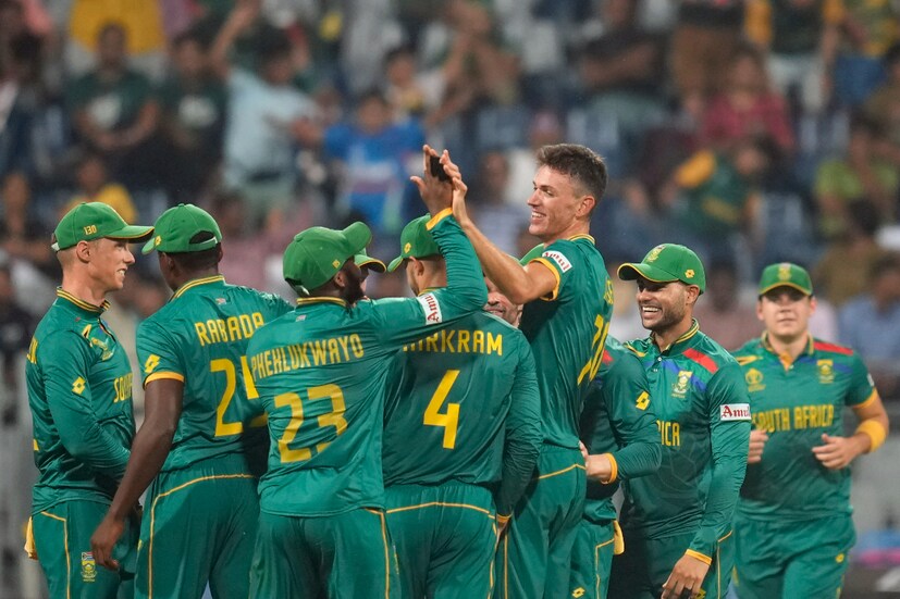 দক্ষিণ আফ্রিকার সম্ভাব্য় একাদশ: রেজা হেন্ডরিকস, ম্যাথিউ ব্রিটজকি, এডেন মার্করাম (অধিনায়ক), হেনরিক ক্লাসেন (উইকেটকিপার), ডেভিড মিলার, ট্রিস্টান স্টাবস, অ্যান্ডিল ফেলুকাওয়া, মার্কো জানসেন, জেরাল্ড কোয়েটজে, লিজার্ড উইলিয়ামস, তাবরেইজ সামসী।