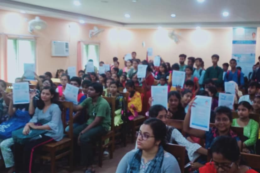 পড়াশোনার পথে কখনও যেন বাধা না হয় আর্থিক সঙ্কট, এমন ভাবনা থেকেই শুরু এই প্রকল্পের। অল্প সুদ এবং দীর্ঘমেয়াদে পরিশোধের সুযোগ-সহ সর্বোচ্চ ১০ লক্ষ টাকা পাওয়া যায় এই ঋণে।