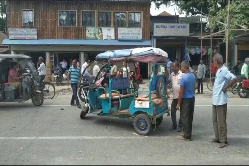 সাধারণ পথচারীদের অনেকের অভিযোগ, টোটোর জন্য দুর্ঘটনা বেড়েছে অনেকটাই। কারণ টোটোচালকরা ট্রাফিক নিয়মের তোয়াক্কা করেন না।