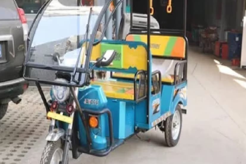 নাম প্রকাশে অনিচ্ছুক নবদ্বীপের এক রিক্সাচালক বলছেন, টোটোর জন্য আমাদের আয় কমেছে। মাঝে মাঝে ভাবি ঋণ নিয়ে টোটো কিনে ফেলব। কিন্তু ভয় লাগে। যদি ঋণ শোধ করতে না পারি! তার থেকে যতদিন এভাবে চলে চলুক।