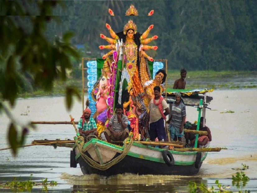 Puja Weather Forecast: পুজোয় হাজারো প্ল্যান হয়ে গিয়েছে। তার মধ্যেও দুশ্চিন্তা রয়েছেই। বৃষ্টি হবে কি হবে না? পুজোয় ঘোরাঘুরি মাটি হবে না তো? হাওয়া অফিস থেকে এল জরুরি খবর।