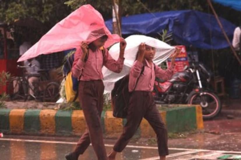 Puja Weather Forecast: সোম ও মঙ্গলবার নবমী ও দশমীর দিন হালকা থেকে মাঝারি বৃষ্টির সম্ভাবনা। কলকাতা, হাওড়া, হুগলি, দুই ২৪ পরগনা ও পূর্ব মেদিনীপুরে মেঘলা আকাশ৷ হালকা বৃষ্টির সামান্য সম্ভাবনা ২৩ অক্টোবর সোমবার বেলার দিকে বা রাতের দিকে নবমীর দিন।