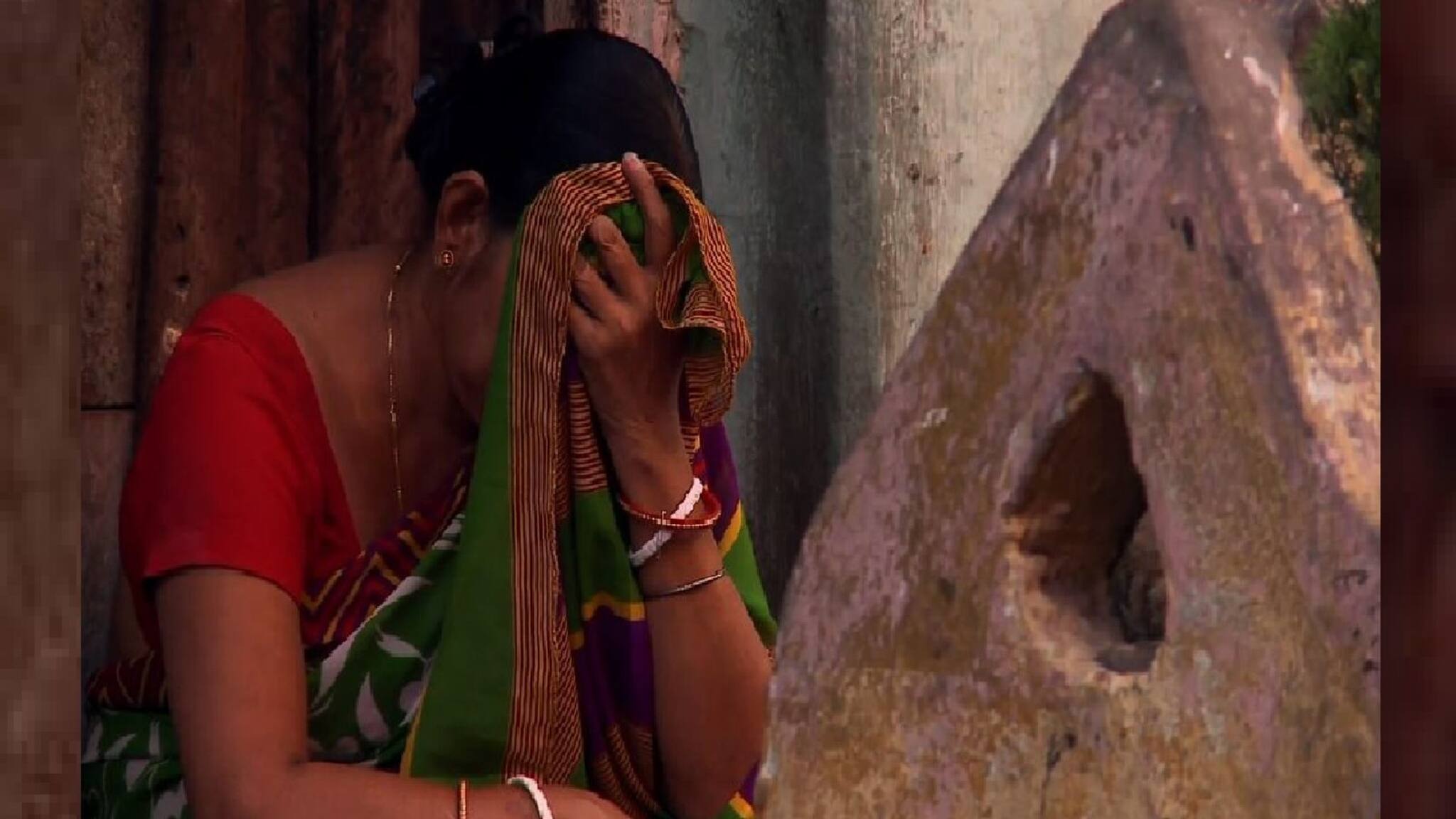 Viral Video: লজ্জায় কোথায় মুখ ঢাকবেন! বৃদ্ধা শাশুড়িকে সোফা থেকে হিড়হিড় করে টেনে নামলেন ছেলের বউ, তারপর যা যা হল...