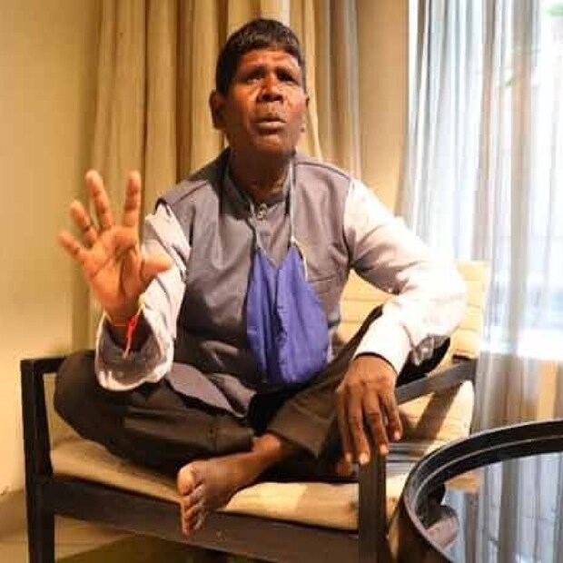 কাঁচা বাদাম গানের স্রষ্টা তিনি। একসময় তাঁর গান ভাইরাল হয়েছিল। দুহাতে অর্থ উপার্জন করেছিলেন ভুবন বাদ্যকার। এখন তাঁর রোজগার নেই। তিনি জানিয়েছিলেন, তাঁর ছেলে থানায় কাজ পেয়েছেন। ছেলের মাইনের টাকা দিয়েই এখন কোনওমতে সংসার চলছে।