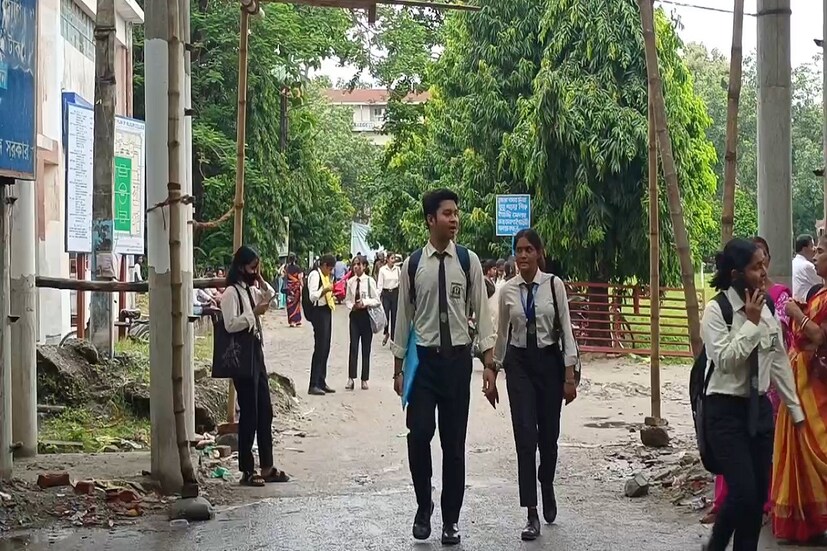 একটি সরকারী বিজ্ঞপ্তিতে বলা হয়েছে যে প্রাণ প্রতিষ্ঠা উদযাপনে অংশ নেওয়ার জন্য রাজ্য সরকারের সমস্ত অফিস এবং প্রতিষ্ঠান দুপুর ২.৩০ পর্যন্ত বন্ধ থাকবে।