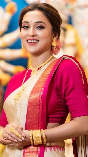১১ তারিখ ছিল মিমির জন্মদিন। নিজের মতো করে নিজের কাছের মানুষদের সঙ্গে এই দিনটি কাটিয়েছেন তিনি। যা যা উপহার পেয়েছেন, তাগের ছবিও ভাগ করে নিয়েছেন।