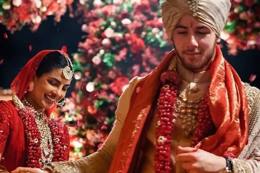 যদিও এই দাবির বিষয়ে কোনও রকম প্রতিক্রিয়া পাওয়া যায়নি প্রিয়াঙ্কা এবং বনশালির। প্রসঙ্গত নিজের প্রথম ওটিটি প্রজেক্ট ‘হিরামান্ডি’ নিয়ে বেশ ব্যস্ত সঞ্জয় লীলা বনশালি। ওই সিরিজে দেখা যাবে মণীশা কৈরালা, সোনাক্ষি সিনহা, অদিতি রাও হায়দরি, রিচা চাড্ডা, সঞ্জিদা শেখ এবং শরমিন সিগালের মতো অভিনেত্রীদের। অন্যদিকে প্রিয়াঙ্কার হাতে আবার রয়েছে রুসো ব্রাদার্সের ‘দ্য ব্লাফ’ এবং ‘হেডস অফ স্টেট’।