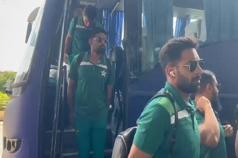 সব থেকে বড় কথা পরিসংখ্যান আবার বাবরদের সঙ্গে দিচ্ছে না। ইংল্যান্ডের বিরুদ্ধে একদিনের ক্রিকেটে পাকিস্তান প্রথমে ব্যাট করলেই ম্যাচ হারে।