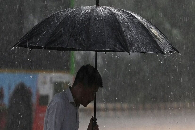 তবে সপ্তাহান্তে এক ঝটকায় বদলে যাবে বাংলার আবহাওয়া। এত বৃষ্টি হবে যে জায়গায় জায়গায় জল জমতে পারে বলে আশঙ্কা। সঙ্গে থাকবে ভয়ঙ্কর ঝোড়ো হাওয়া।