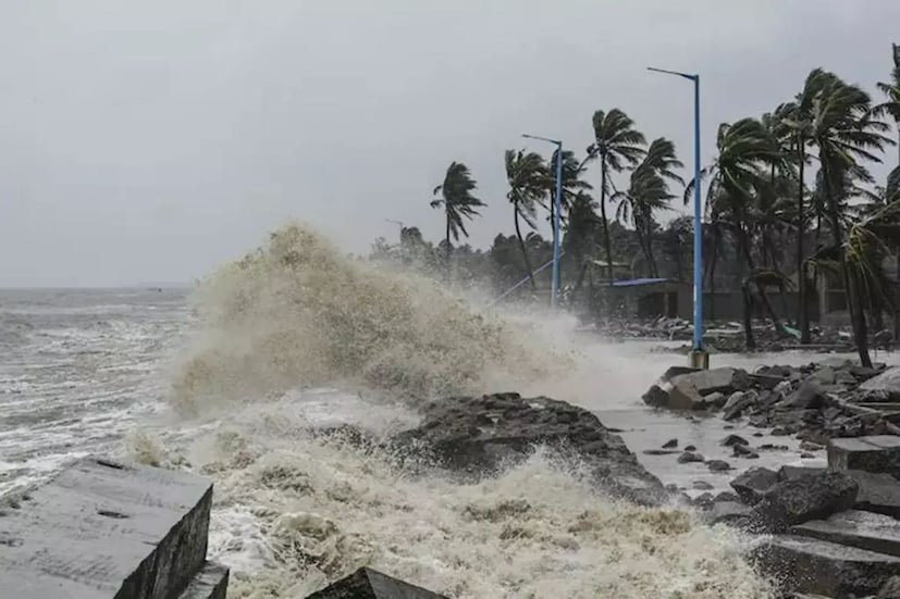 আইএমডি-র সর্বশেষ রিপোর্ট বলছে দক্ষিণ আন্দামান সাগরে একটি ঘূর্ণাবর্ত তৈরি হয়েছে। যার জেরে মঙ্গলবার দক্ষিণ-পূর্ব বঙ্গোপসাগরে নিম্নচাপ ঘনীভূত হবে। এটি ক্রমশ উত্তর ও উত্তর-পশ্চিম দিকে এগিয়ে অন্ধ্রপ্রদেশ উপকূলে বৃহস্পতিবার গভীর নিম্নচাপে পরিণত হবে।